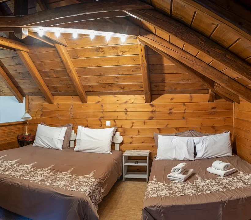 Platanos_attic_bedroom_double_beds_Mountain_maisonette_best_moutnain_resort_for_families_drasthriothtes_gia_paidia_