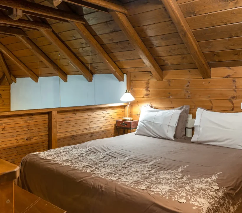 Platanos_attic_bedroom_mountain_maisonette_best_moutnain_resort_for_families_drasthriothtes_gia_paidia